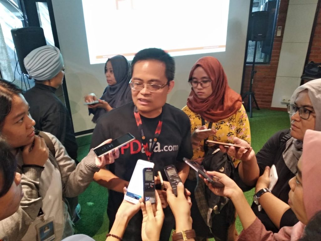 Direktur Bank Sampoerna Ong Tek Tjan diwawancari media dan blogger usai peluncuran PDaja.com (foto : Nur Terbit)