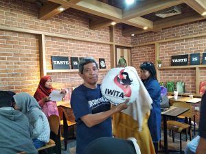 Dapat hadiah bantal unik dari IWITA juara lomba livetwit (Twitter) foto dok IWITA.