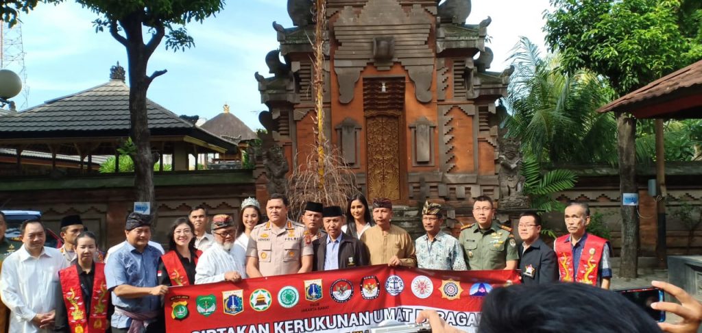 Kapolres Jakarta Barat (tengah) bersama tokoh lintas agama (foto : Nur Terbit)