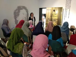 Ibu Amanda Katili Niode sedang memberikan materi (foto : Nur Terbit)