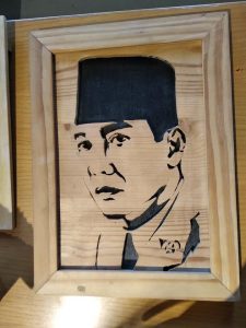 Bingkai foto dan gambar Bung Karno, hasil kerajinan tangan yang terbuat dari bahan kayu dari hutan (foto :Nur Terbit)