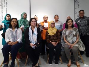 Blogger yang terpilih dan mendapat hadiah dari panitia karena mengajukan pertanyaan, bergambar bersama para narasumber (foto dok YDS)
