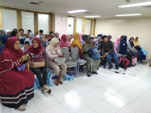 Anggota Komunitas Blogger TDB yang antusias mengikuti paparan dokter dari Global Estetik (foto : Nur Terbit)