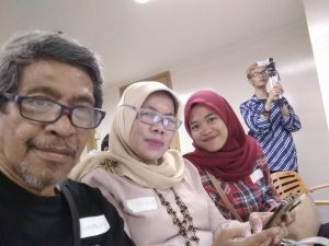 Sebagai Keluarga Blogger, saya hadir (kiri) bersama istri dan putriku. Kami bertiga kebetulan blogger hehe....(foto dok pribadi)