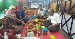 Saya (kaos biru) bersama teman-teman sesama wartawan alumni Harian Terbit menikmati ikan bakar di Muara Angke Jakut (foto : Nur Terbit)