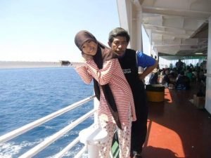 Berdua putri bungsu di atas anjungan kapal laut (foto dok Nur Terbit)