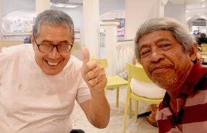 Bersama Upa Labuhari, wartawan senior dan pengacara, tak pernah berhenti belajar (foto dok Nur Terbit)