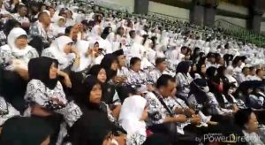 Para guru menghadiri Hari Guru Nasional (HGN) di Stadion Patriot Kota Bekasi era Presiden Jokowi (foto dok Nur Terbit)