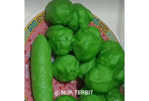 Cikal bakal Pisang Ijo yang masih dalam proses. Belum ada duren, es batu dan fla tapi sudah kelihatan warna Ijonya (foto Nur Terbit)