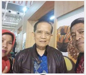 Saya dan istri yang guru, mengapit Raja Gowa 37 (alm) YM Maddusila Daeng Mannyonri Karaeng Katangka Sultan Alauddin II (foto dok Nur Terbit)
