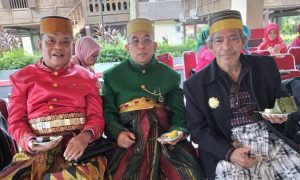 Almarhum Abidin Beddu, Abdul Muin Hafid (tengah) dan penulis dalam satu acara KKSS Kota Bekasi (foto dok Nur Terbit)