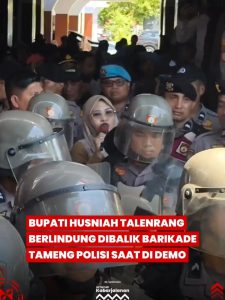Bupati Gowa Husniah Talenrang di balik blokade polisi (foto Kabar Jalanan)