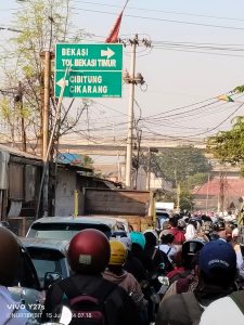 Jalan alternatif di Kota Bekasi juga macet di pagi hari (foto Nur Terbit)