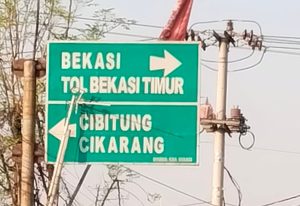 Penunjuk arah ke Tol Kota Bekasi dan Cibitung - Cikarang (foto dok Nur Terbit)