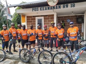 Petugas keamanan di perumahan saya, sesekali gowes pakai sepeda (foto dok RW 18)