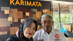 Fifi penulis buku termuda di YPTD bersama ayahnya Nur Terbit (foto Fifi)