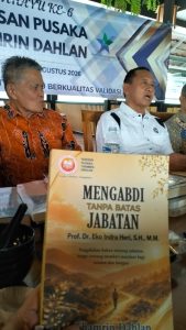 Prof Edi bersama buku karyanya duduk berdampingi dengan Pak Thamrin Dahlan (dok YPTD)