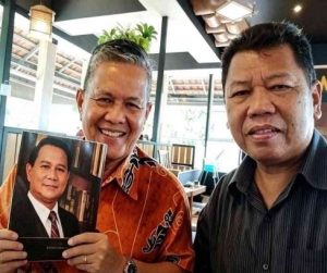 Tumpal Daniel bersama Thamrin Dahlan dan buku terbitan YPTD (dok YPTD)