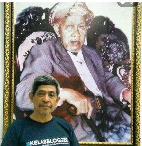 Berpose di foto KH Noer Alie, pahlawan nasional dari Bekasi, Jawa Barat (foto dok Nur Terbit)
