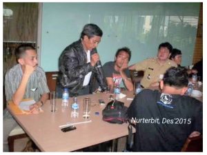 Tidak menyangka ketika tiba-tiba ditawari jadi penyiar radio, mentang-mentang terbiasa pegang mic hehe...(foto dok Nur Terbit)