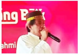 Sebagai mantan penyiar radio, sering diminta jadi MC atau host acara adat (foto dok Nur Terbit)