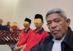 Teks : Mendampingi klien yang menjadi terdakwa di pengadilan dalam perkara pidana (foto dok Nur Terbit)
