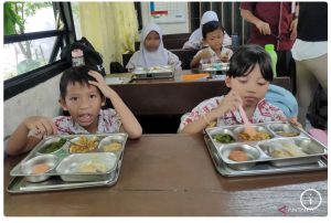 Pelajar sedang menikmati menu MBG di ruang kelas (foto : Antara)