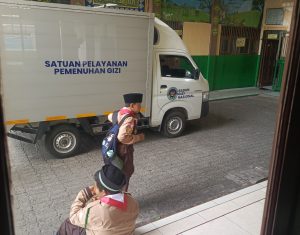Mobil pengangkut MBG dari dapur SPPG parkir di sebuah sekolah di Kota Bekasi (foto Nur Terbit)