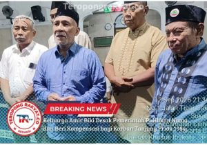 Teks : Beni Biki adik almarhum Amir Biki bersama keluarga korban Tragedi Tanjung Priok 1984 (foto: Teropongrakyat.co)