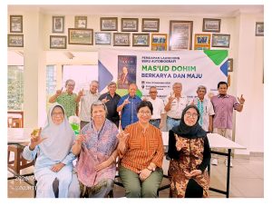 Foto bersama usai diskusi buku (foto : Nur Terbit)