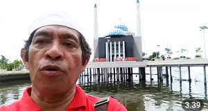 Narsis di Pantai Losari dengan latar belakang Masjid Terapung (foto dok Nur Terbit)