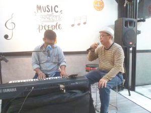 Almarhum Bang Kayu (Diapari Sibatangkayu) saat ikut menjajal kemampuan bernyanyinya (foto : Nur Terbit)