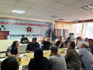 Ketua PWI Jaya Kesit Budi Handoyo memimpin rapat panitia Anugerah MHT-PWI Jaya 2026 (foto : FB Ferry Ediyanto)