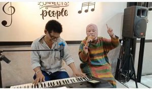 Maulina Lestari, salah seorang mantan wartawati Harian Terbit sedang uji nyanyi sebagai penyanyi (foto : Nur Terbit)