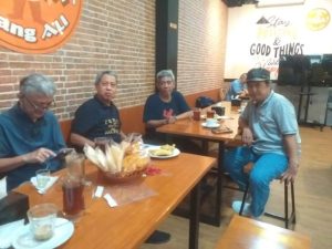 Para mantan wartawan saat reuni sambil bernyanyi (foto : Nur Terbit)