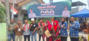 Kunjungan tamu ke salah satu RT di saat persiapan Pemilu Ketua RW (foto : pengurus RT/RW)