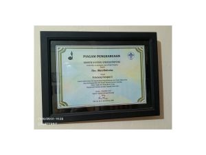 Piagam penghargaan lomba menulis tema Pramuka (foto Nur Terbit)