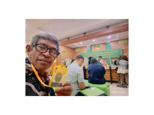 Menunggu giliran sidang di Pengadilan Agama Kota Bekasi (foto dok Nur Terbit)