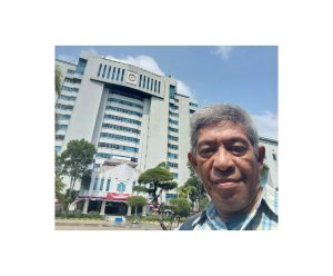 Narsis di depan gedung kantor Wali Kota Jakarta Utara (foto dok Nur Terbit)
